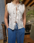 GILET IN COTONE RICAMATO CON LACCETTI
