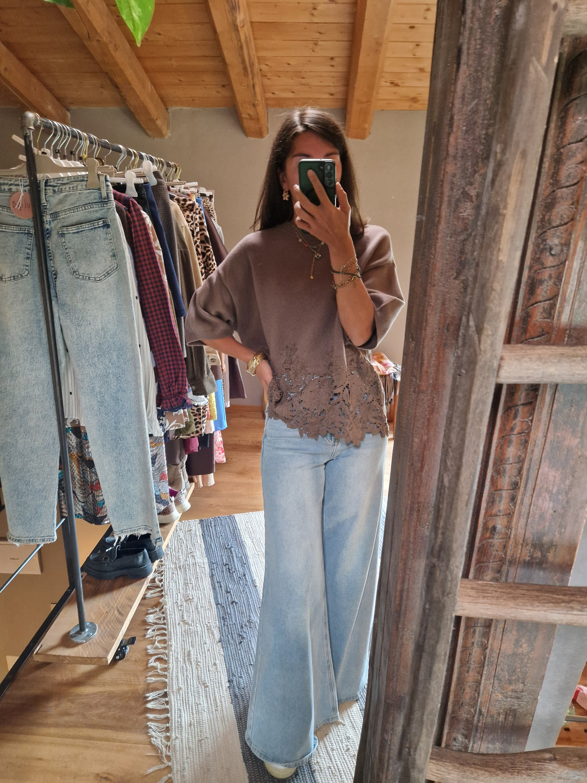 MAGLIA OVERSIZE CON DETTAGLIO INSERTI IN PIZZO