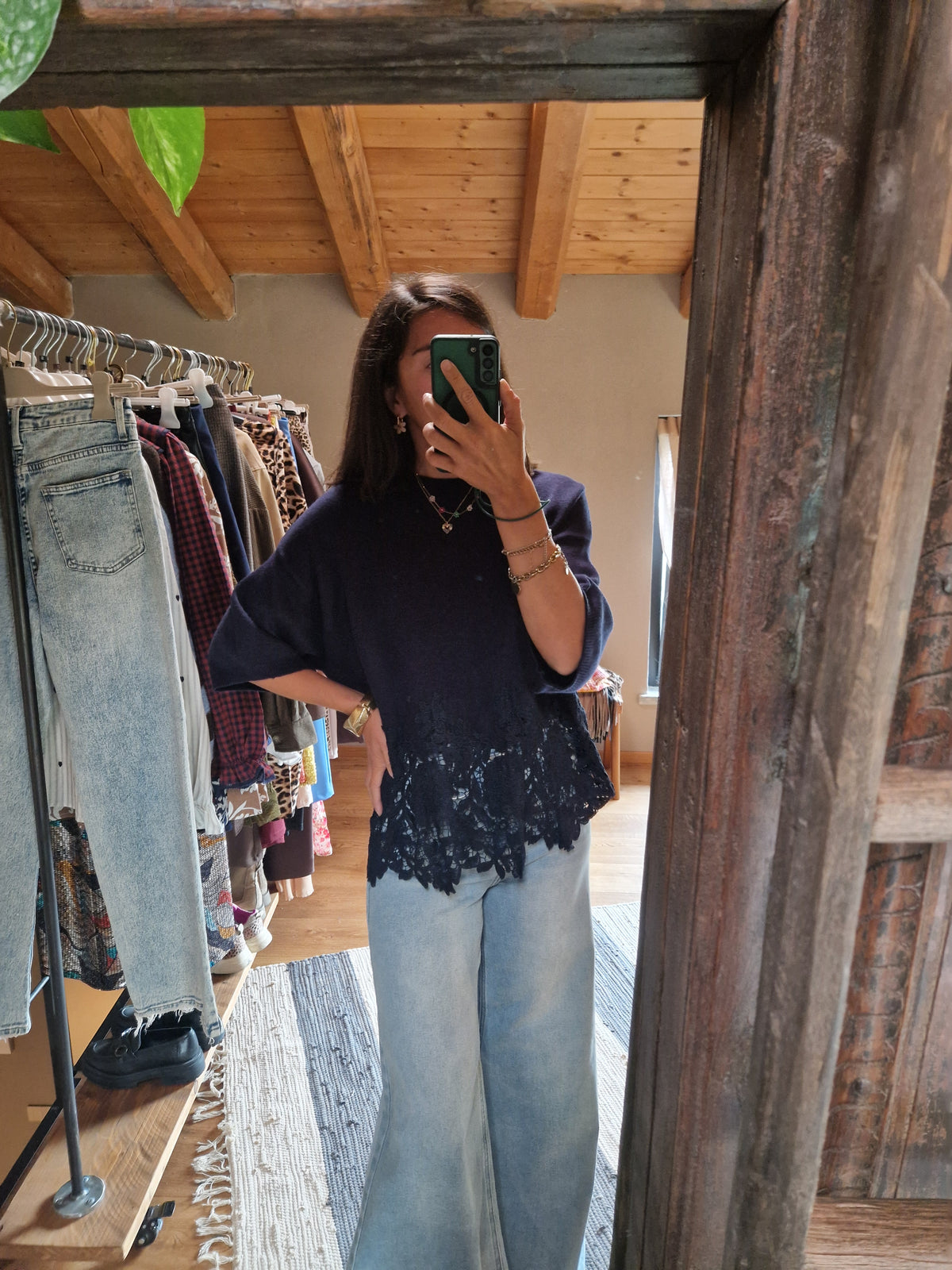 MAGLIA OVERSIZE CON DETTAGLIO INSERTI IN PIZZO