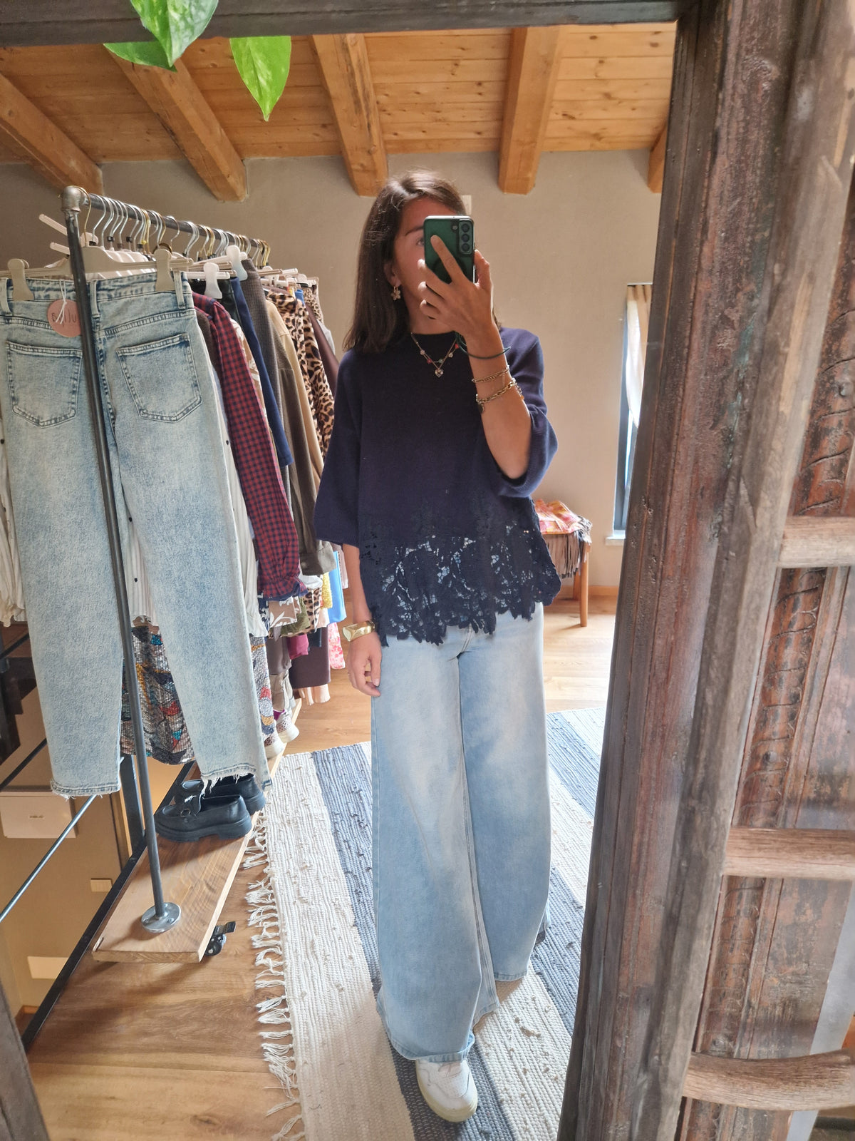 MAGLIA OVERSIZE CON DETTAGLIO INSERTI IN PIZZO