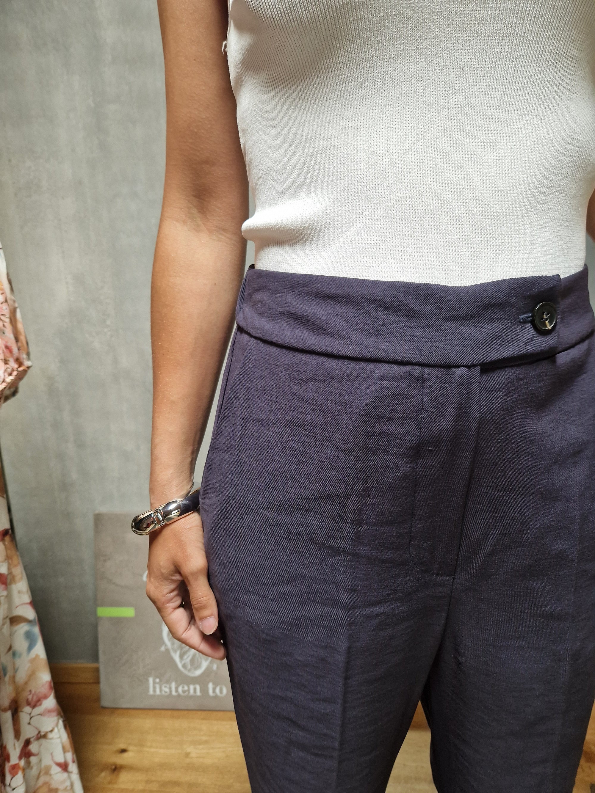 PANTALONI CON BOTTONE A CHIUSURA LATERALE