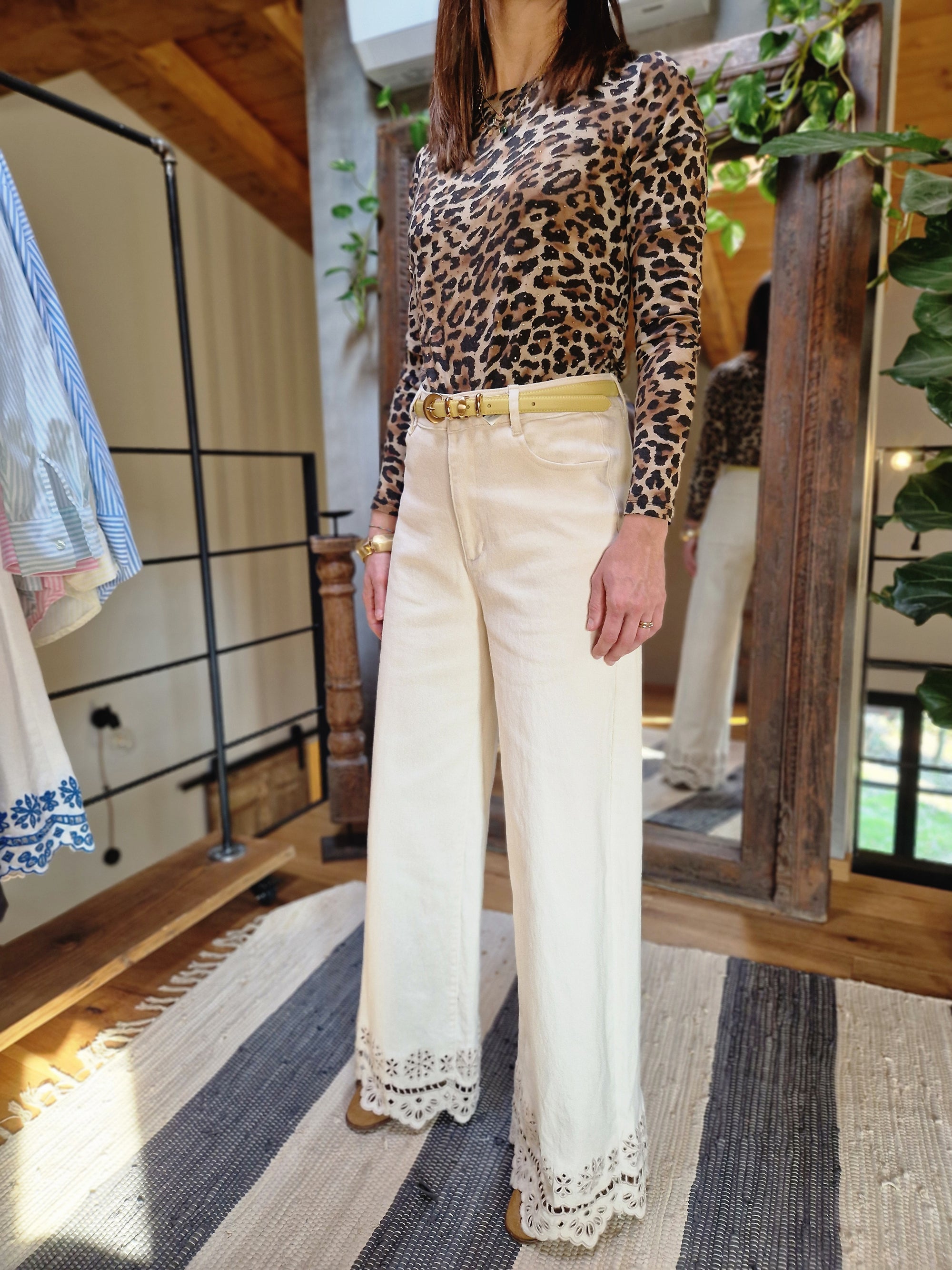 JEANS CON RICAMI SUL FONDO