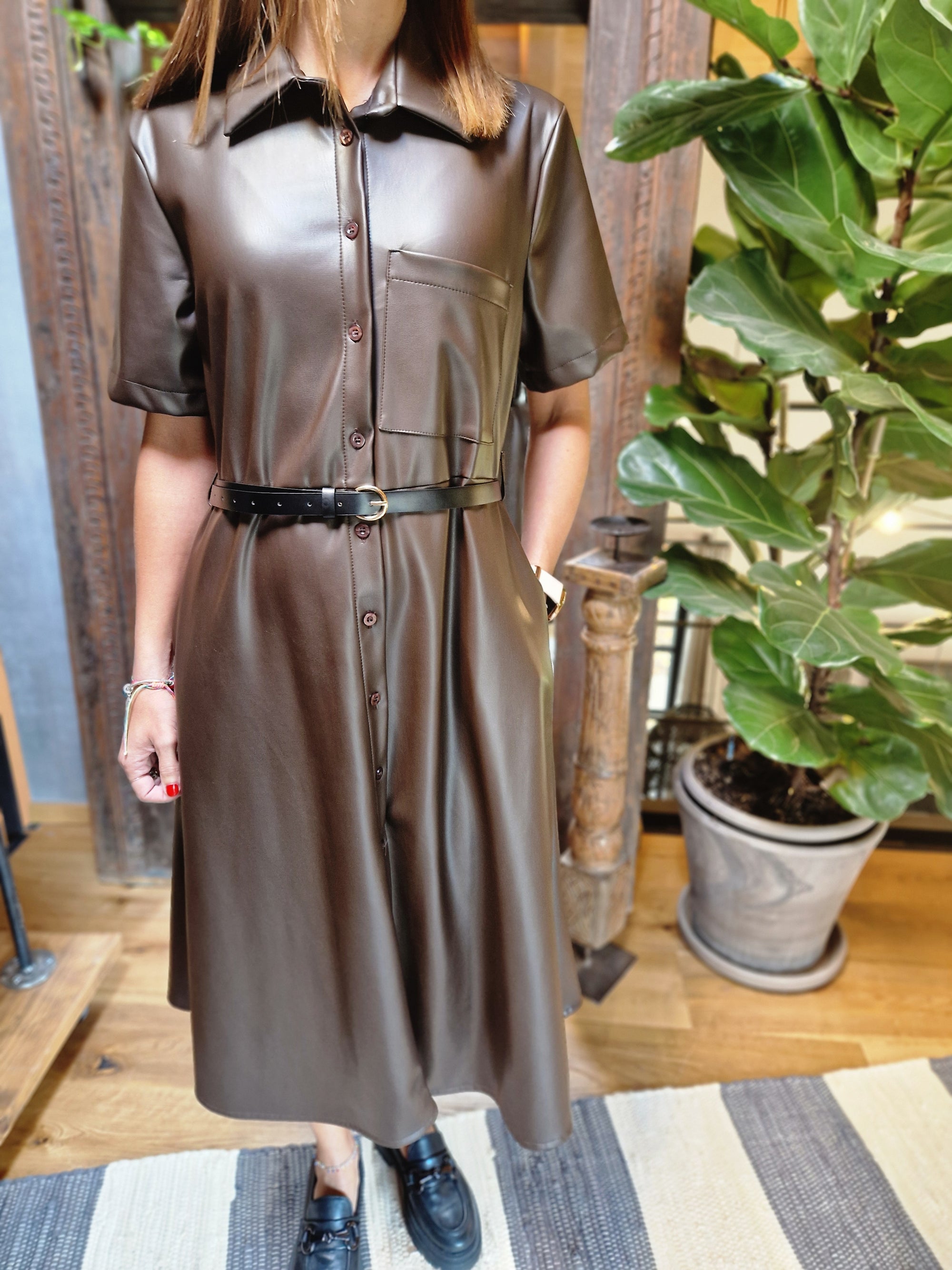 ABITO IN ECOPELLE CON CINTURA