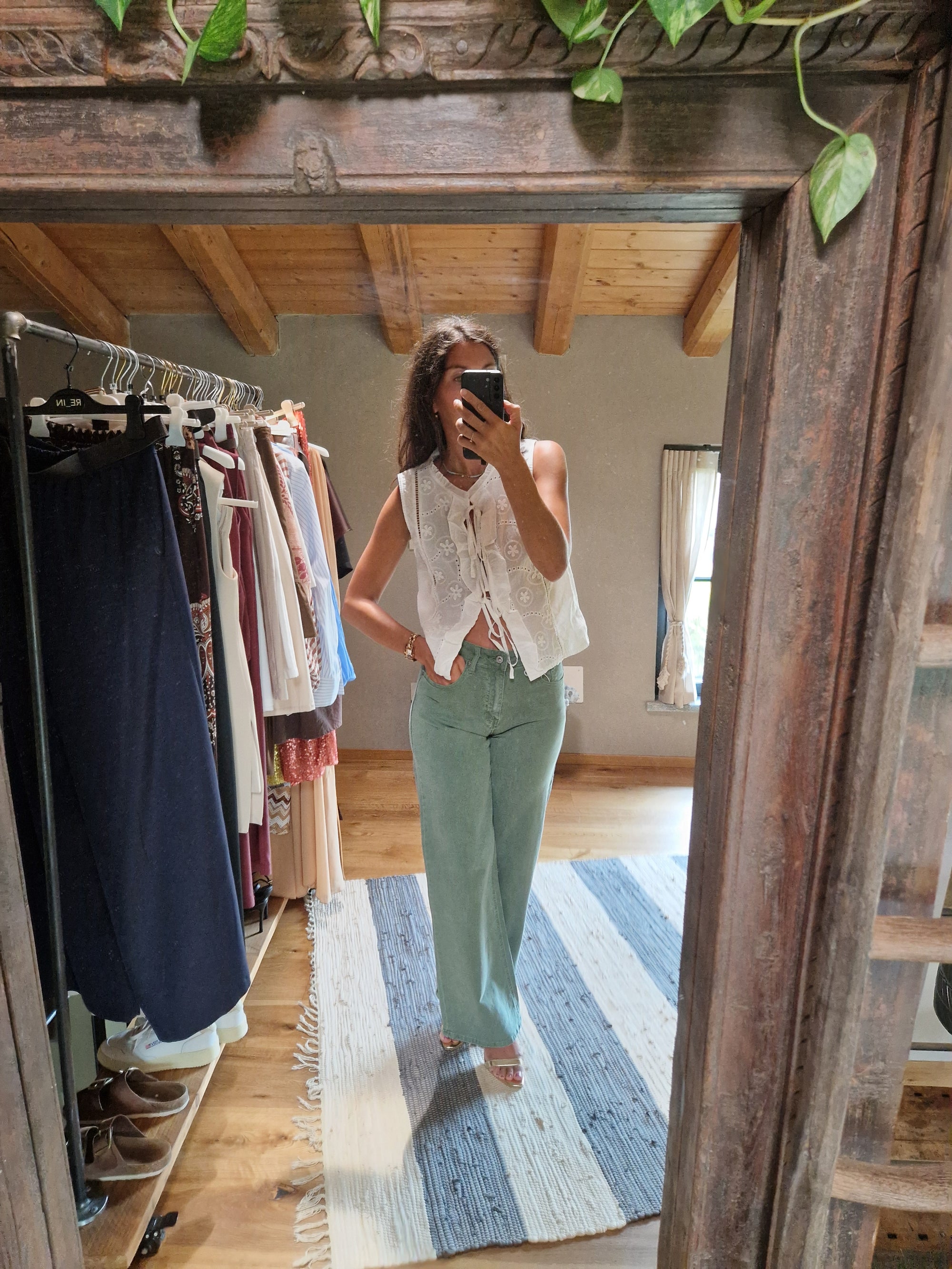 GILET IN COTONE RICAMATO CON LACCETTI