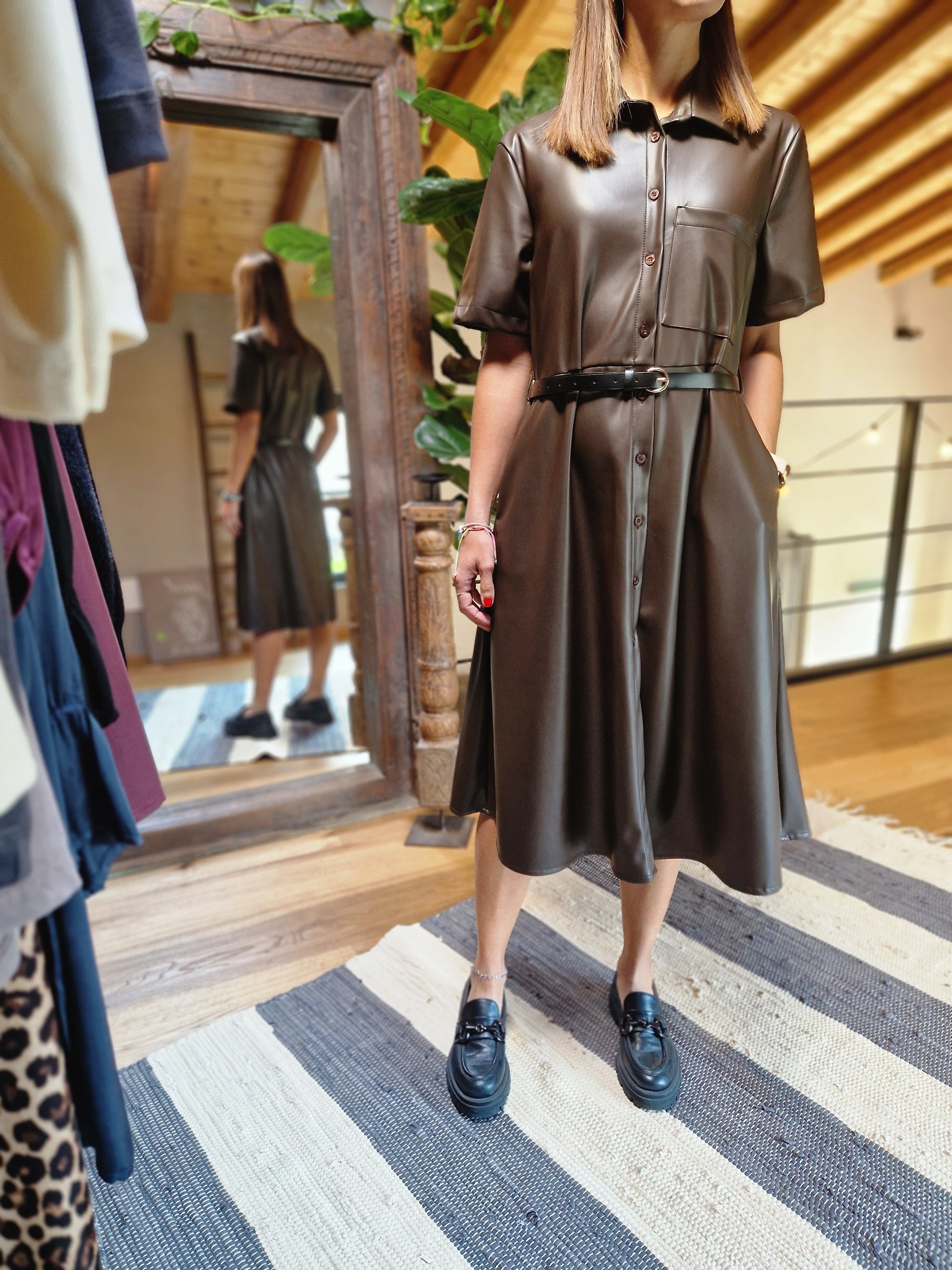 ABITO IN ECOPELLE CON CINTURA