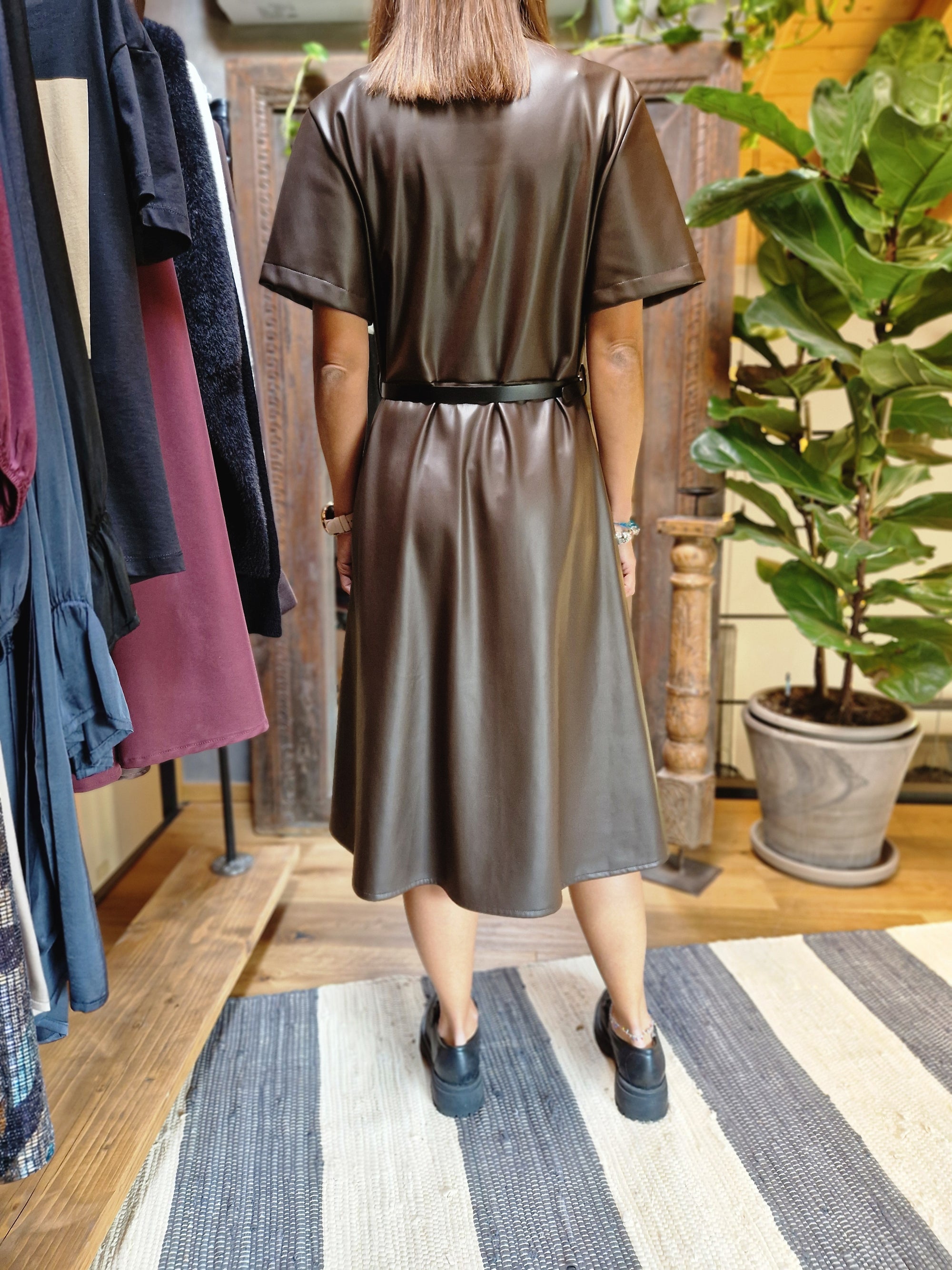 ABITO IN ECOPELLE CON CINTURA