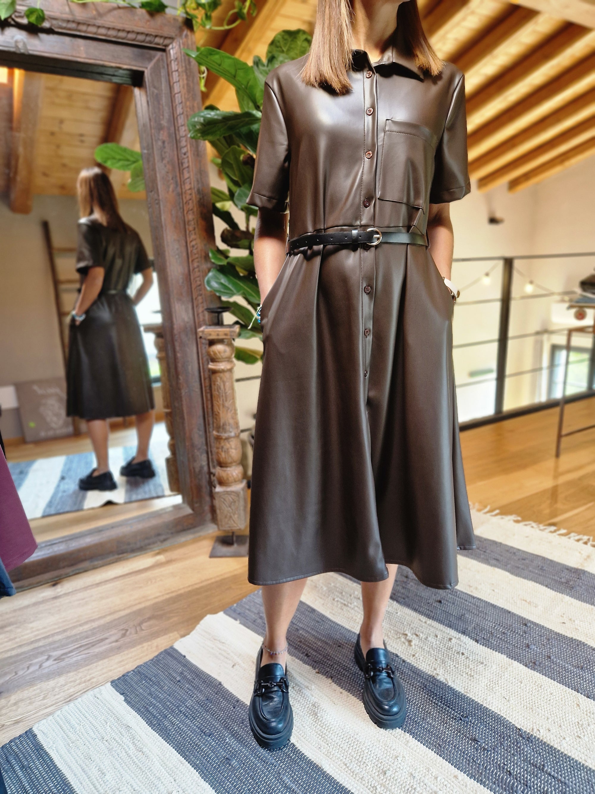 ABITO IN ECOPELLE CON CINTURA