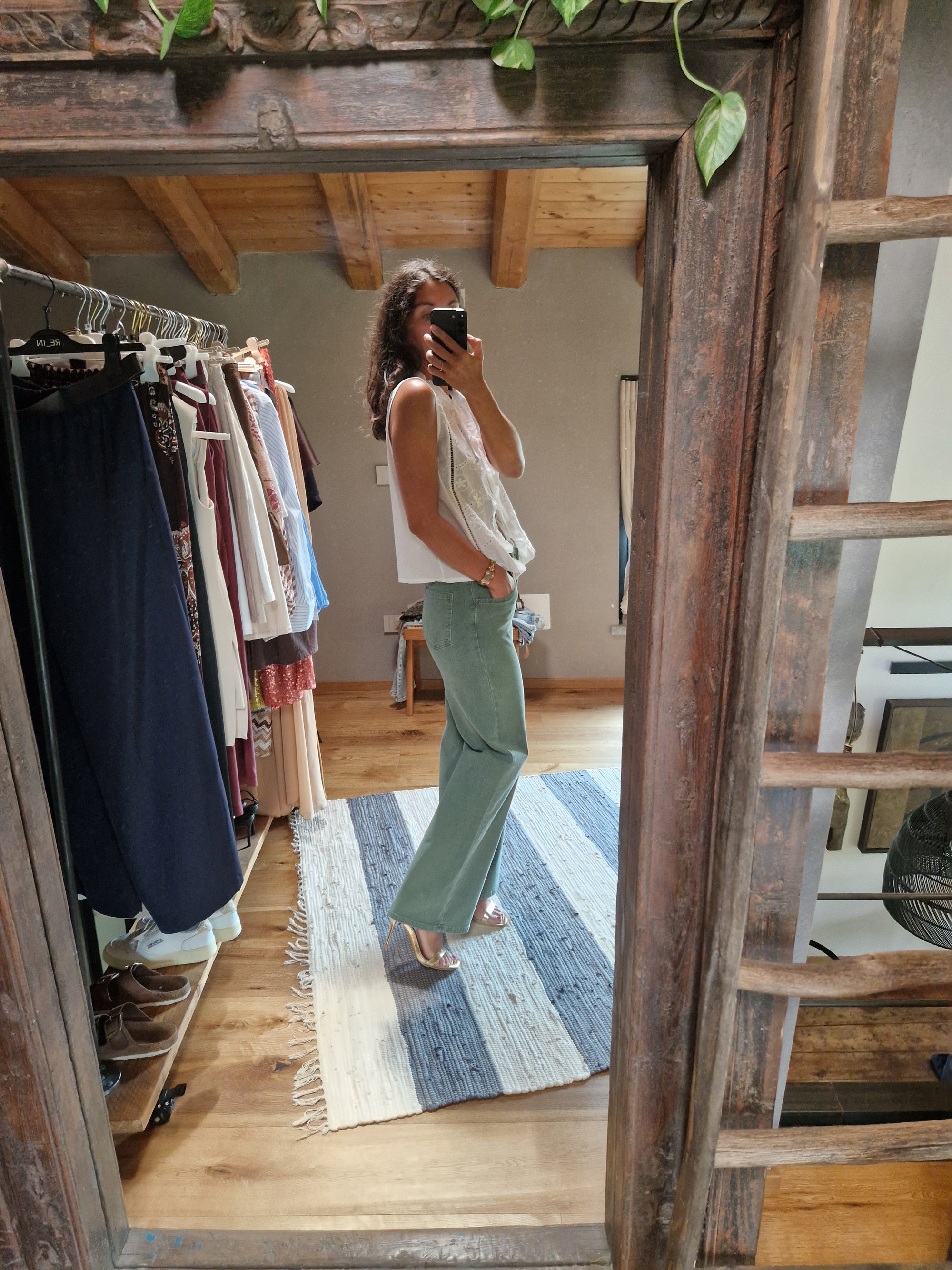 GILET IN COTONE RICAMATO CON LACCETTI